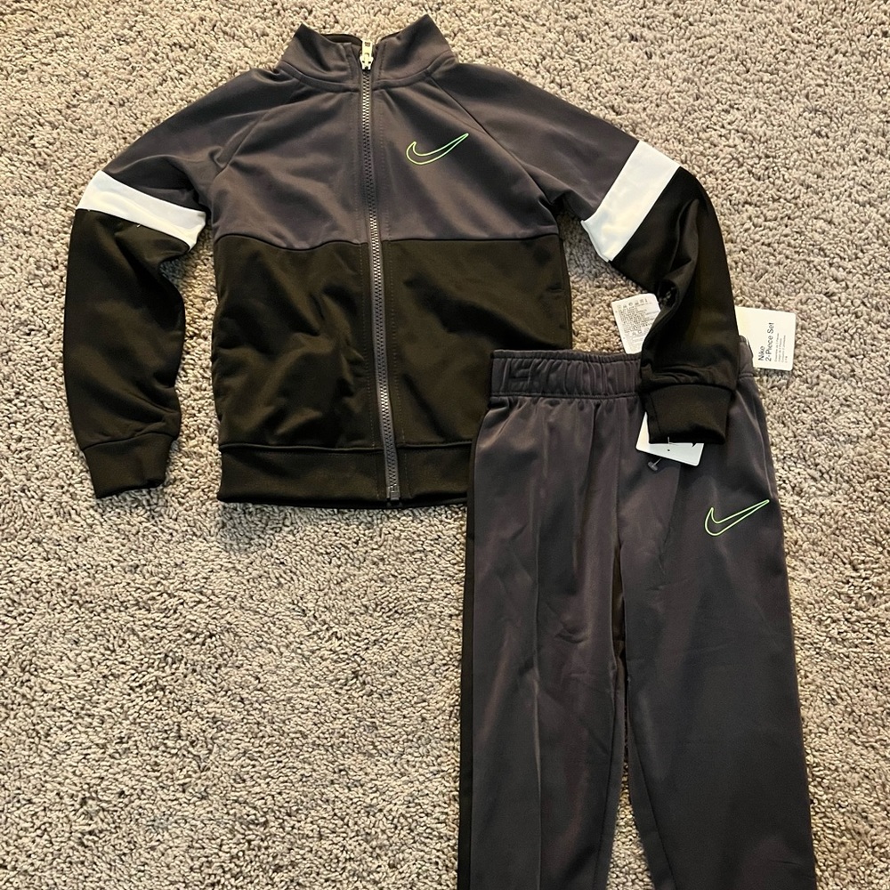 Brand New With Tags! Nike 2-piece Tracksuit, 4T (3-4 years)